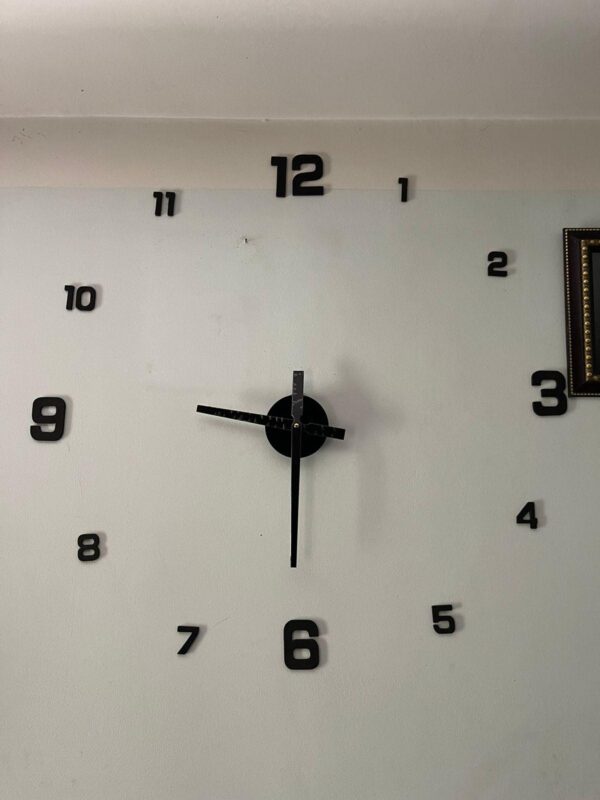 A creative and fashionable 3D Wall Clock DIY 12-hour display.